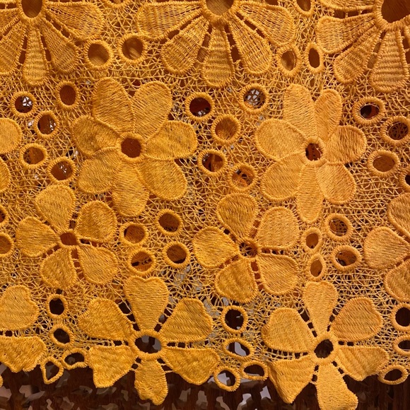 🚺 Chicwish golden embroidered flower top - Picture 6 of 6